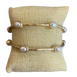 All That Glitz Jewelry - Bracelets Matte Gold Hammered Pearl Bangle Bracelet